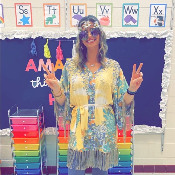 Meet your Posher! 💛🌞🌴🤍 - Picture 9 of 10